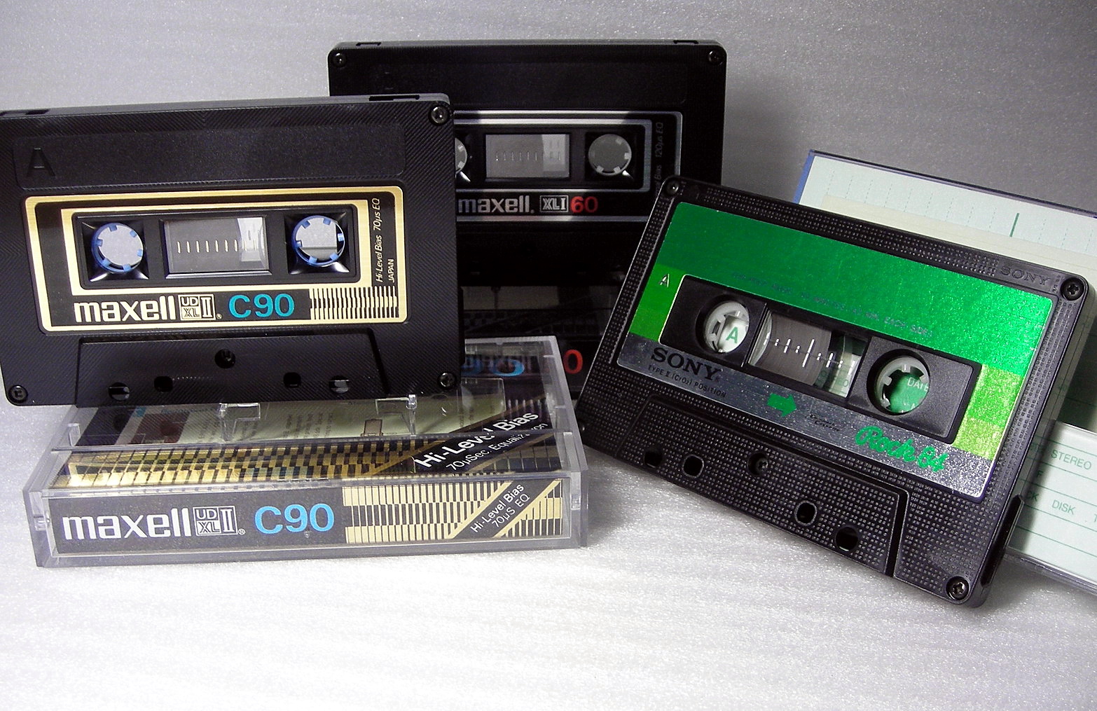 Компакт кассета Maxell. Компакт кассета блютуз. Grand collection аудиокассета. Maxell XLII 46.