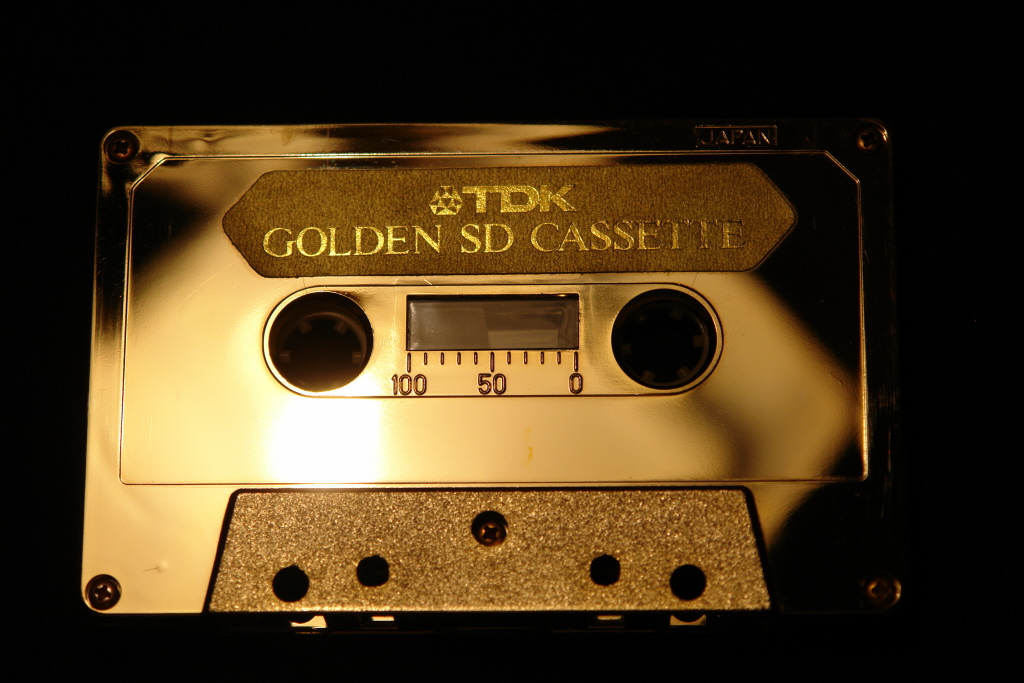 Золотой магнитофон. Кассета TDK Gold. Кассета 80. Золотая аудиокассета. Кассета для магнитофона.