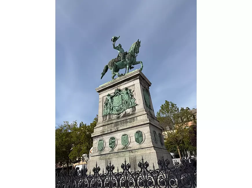 Примеры кадров, сделанных на камеру Apple iPhone 17 Pro Max