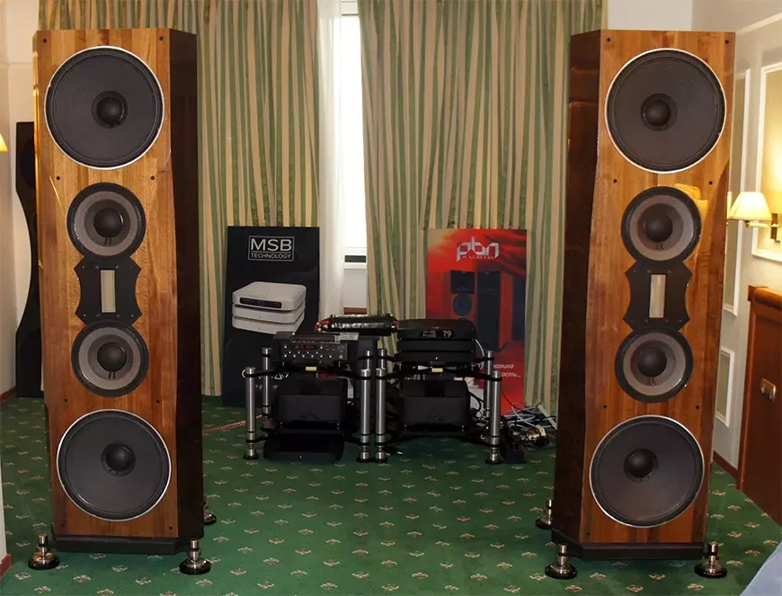 Фоторепортаж с главной российской выставки аудиотехники Hi-Fi & High End Show 2025