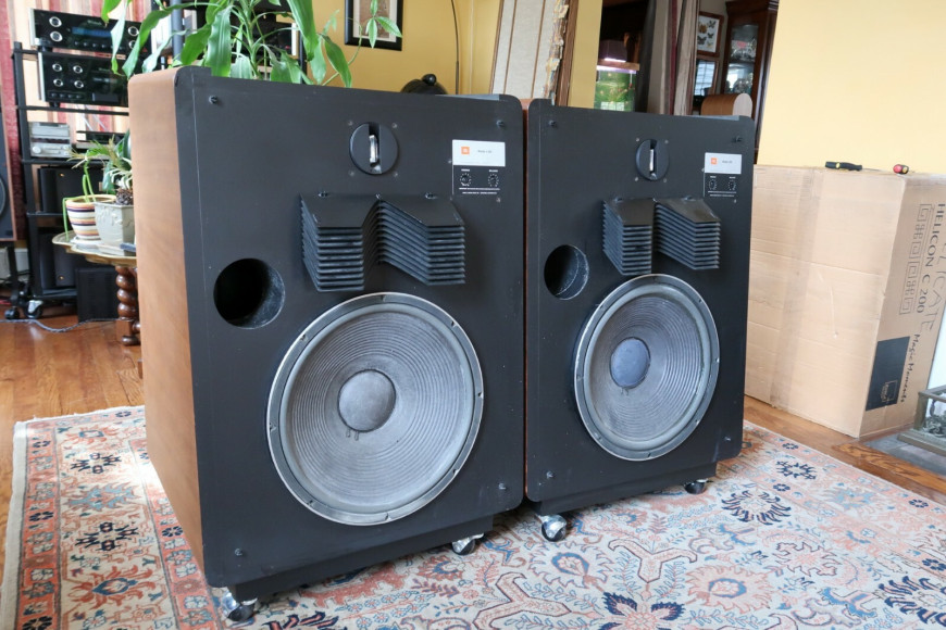 JBL L300