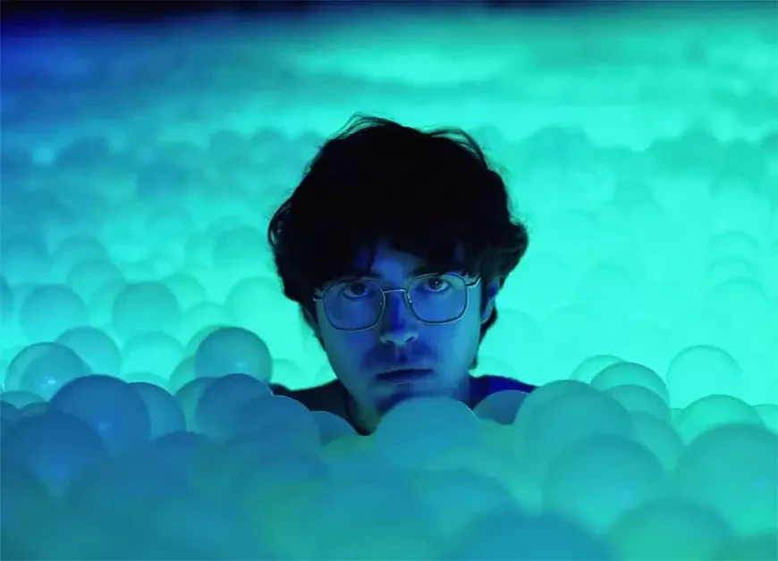 6. Без близнеца / Twinless (2025)