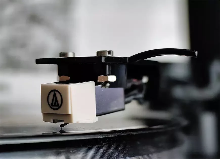 Проигрыватель винила с встроенной акустикой Reproductor RP-430