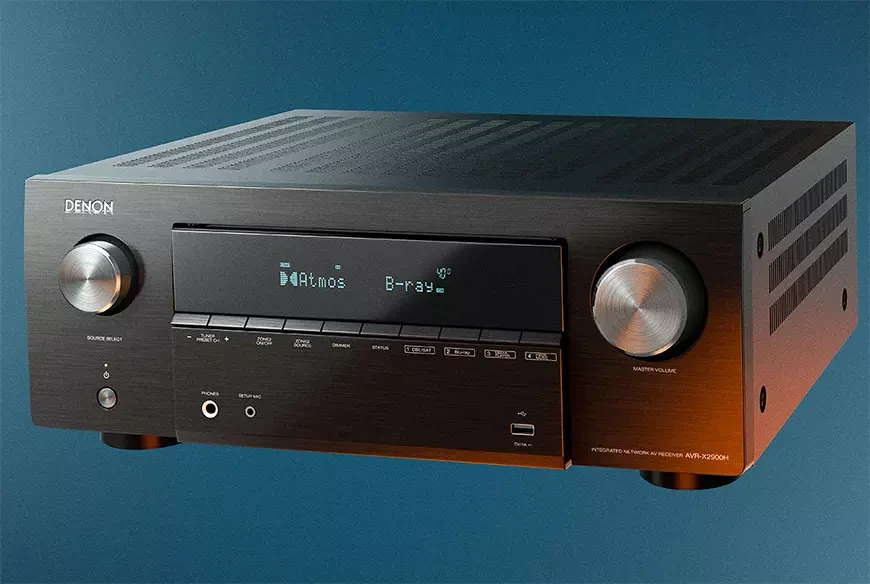 Дисплей AV-ресивера с надписью Dolby Atmos