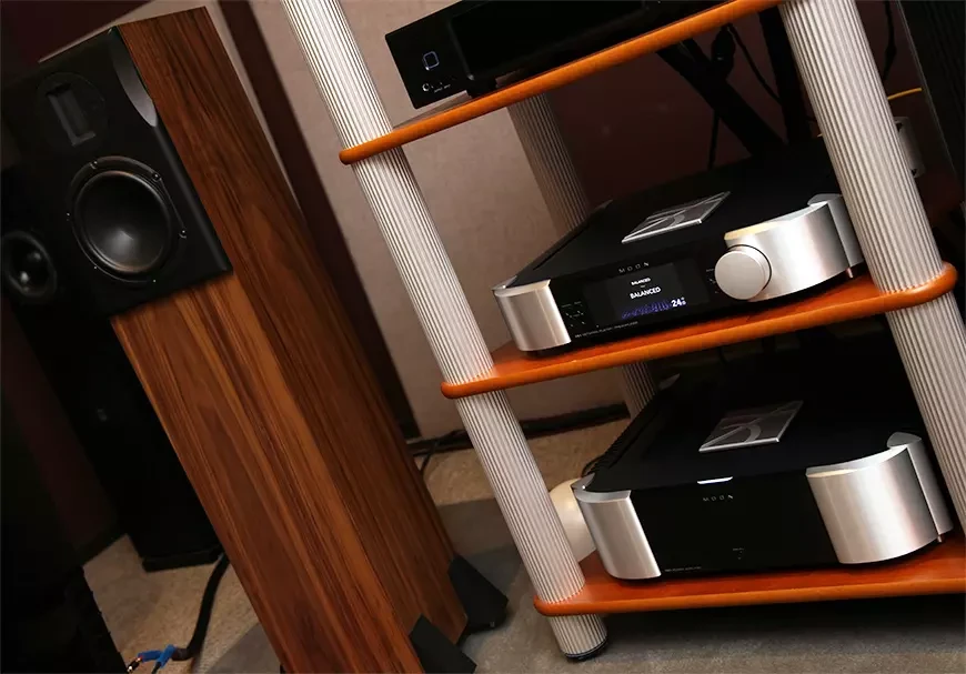 Предварительный усилитель с блоком стримера и ЦАП Moon 791 и усилитель мощности Moon 761