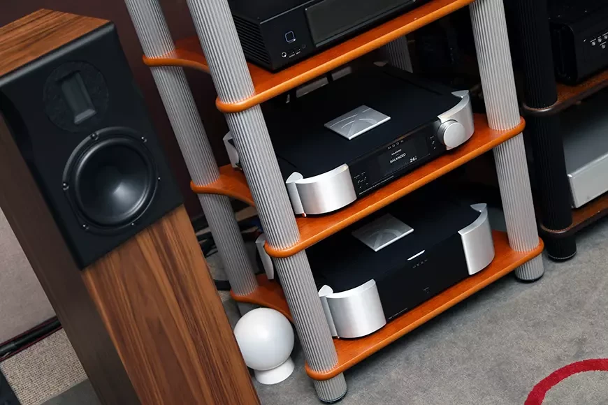 Предварительный усилитель с блоком стримера и ЦАП Moon 791 и усилитель мощности Moon 761