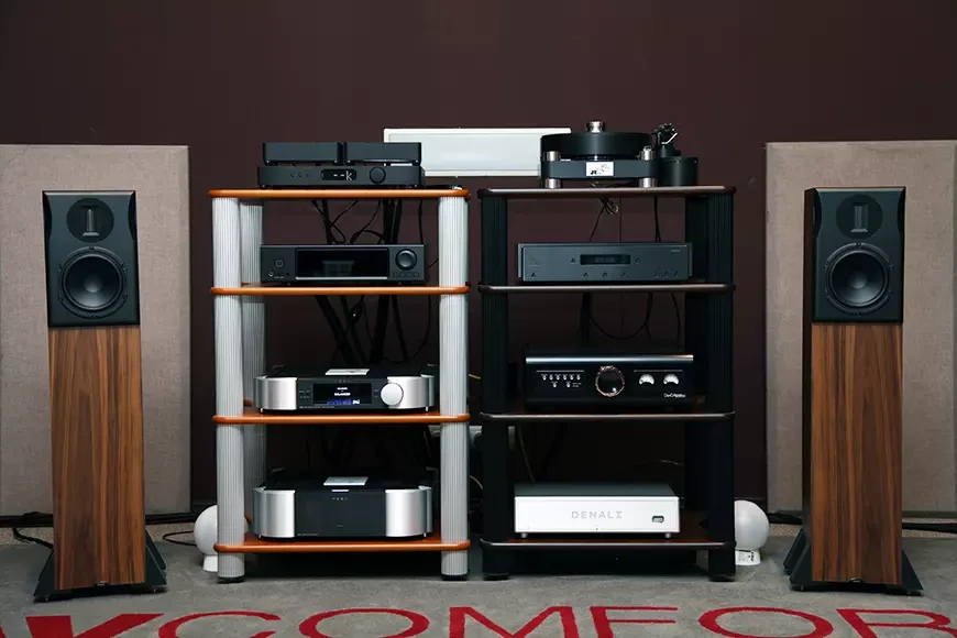 Предварительный усилитель с блоком стримера и ЦАП Moon 791 и усилитель мощности Moon 761