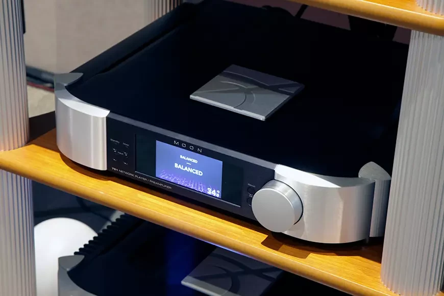 Предварительный усилитель с блоком стримера и ЦАП Moon 791