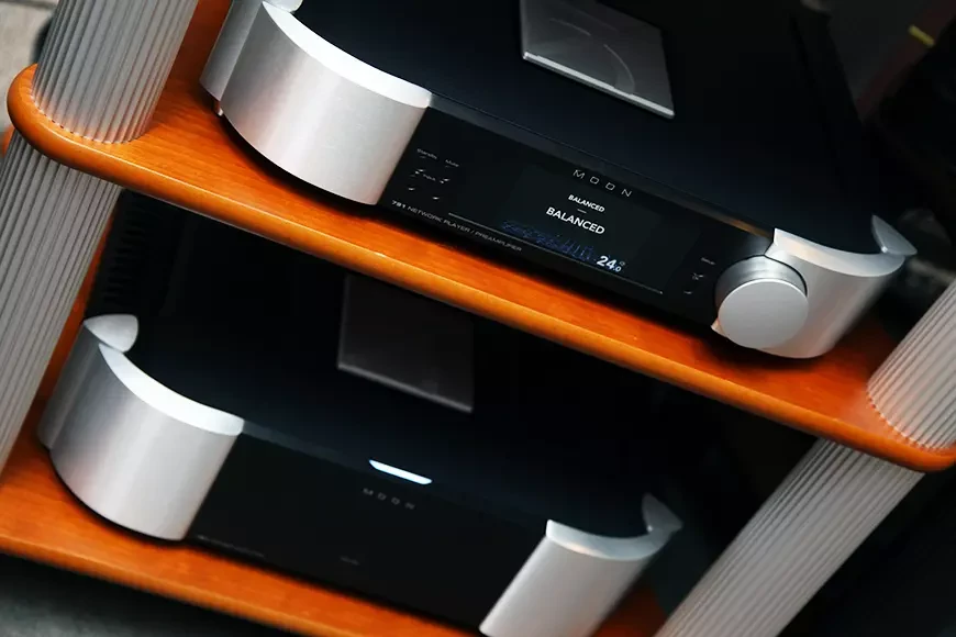 Предварительный усилитель с блоком стримера и ЦАП Moon 791 и усилитель мощности Moon 761