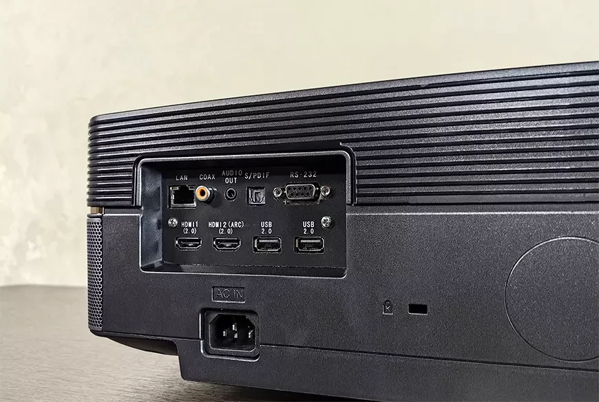 Ультракороткофокусный проектор с разрешением 4К Cactus CS-U1.SG