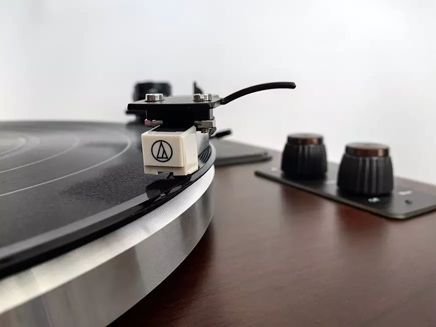 Проигрыватель виниловых пластинок со встроенным усилителем и акустической системой Lenco LS-470WA