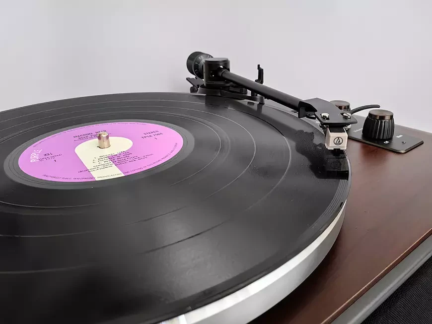 Проигрыватель виниловых пластинок со встроенным усилителем и акустической системой Lenco LS-470WA