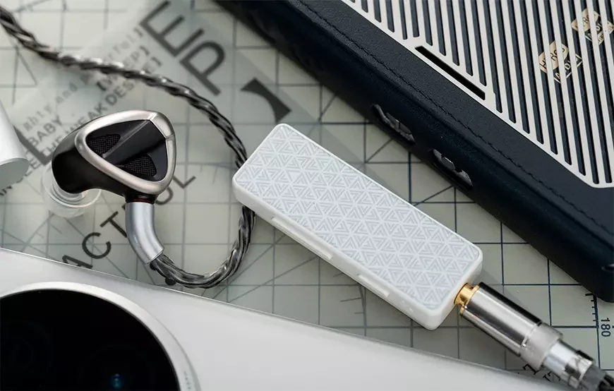 Портативный Bluetooth-усилитель для наушников FiiO BTR11