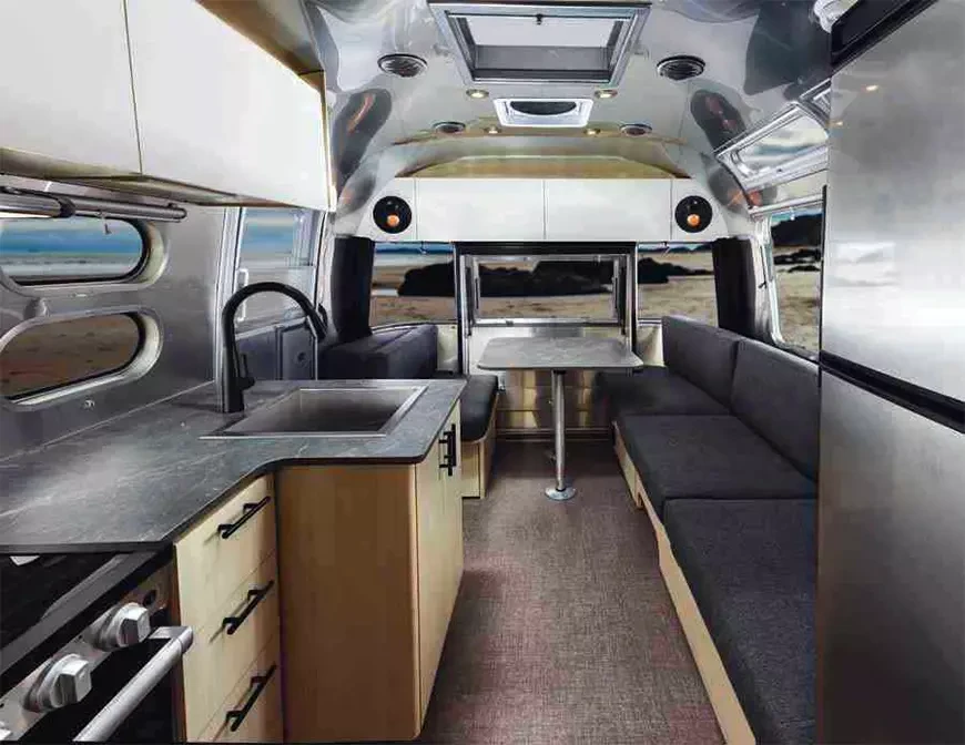 Аудиосистемы Klipsch в премиальных трейлерах Airstream Classic 2025 года