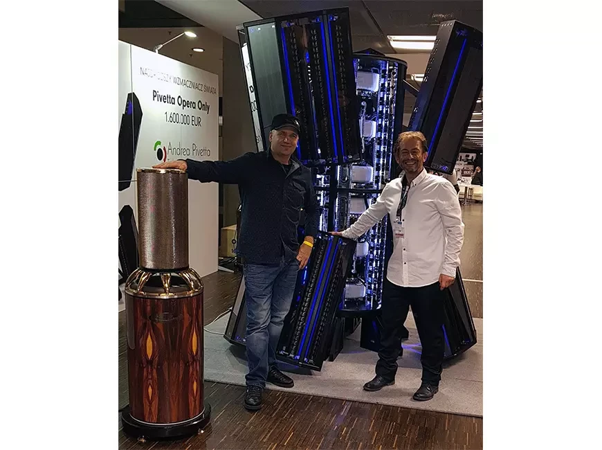 Технологический дизайнер Андреа Пиветта (слева) с усилителем Opera Only