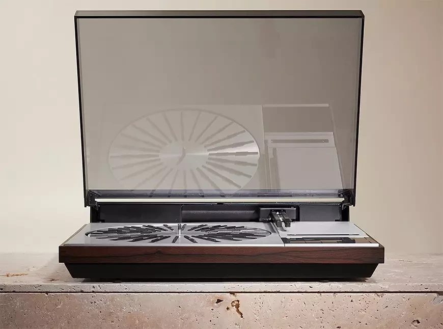 Beogram 4000c Series Saint Laurent Rive Droit Edition – легендарный проигрыватель из 70-х прошлого века возрождён в роскошной версии