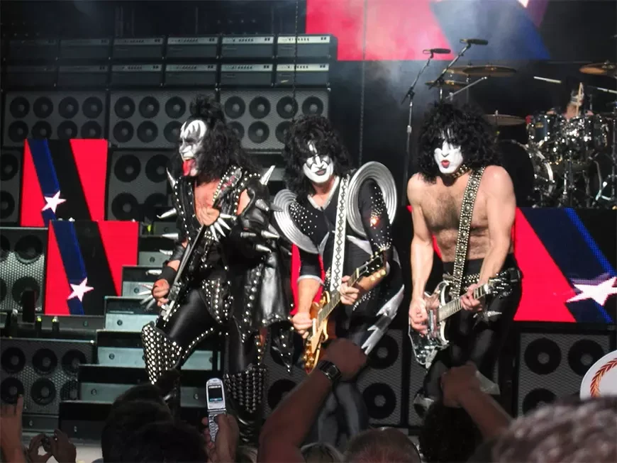 Kiss анонсируют концертный альбом серии Off the Soundboard эпохи турне Asylum