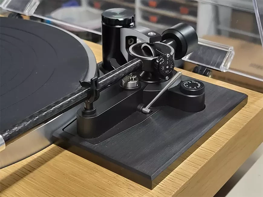 Проигрыватель виниловых пластинок с прямым приводом Dual CS 718