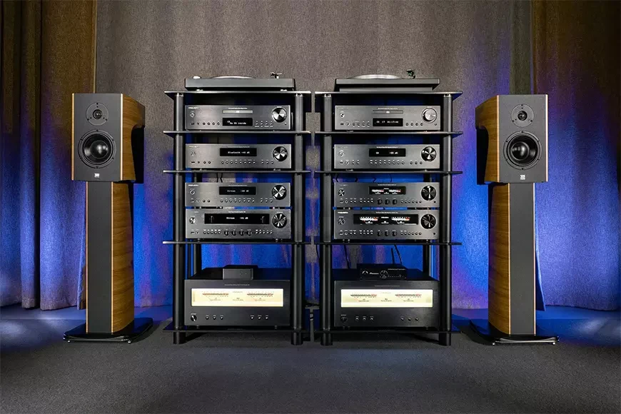 PREMIERA украсила фасад загадочными незнакомками в масках