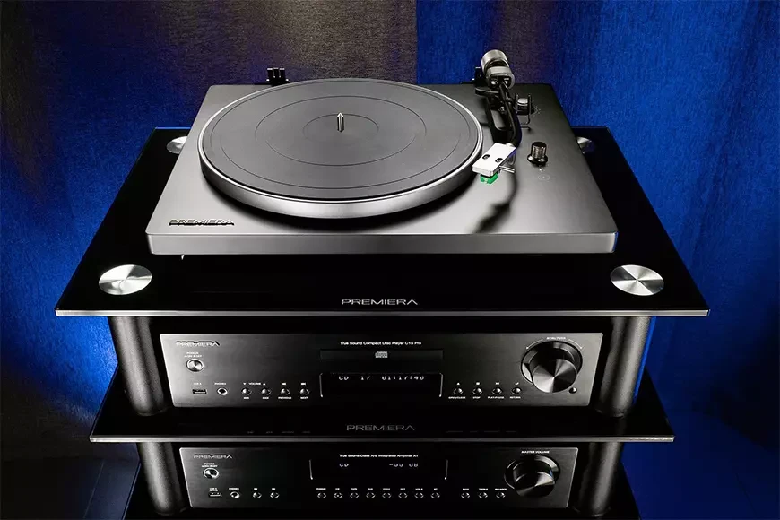 PREMIERA украсила фасад загадочными незнакомками в масках