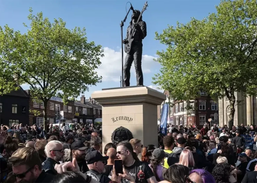 Статуя в память об основателе Motörhead Лемми Килмистере (Lemmy Kilmister)   