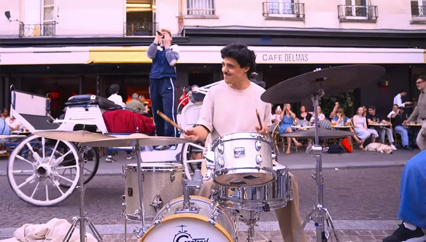 Флешмоб на Bohemian Rhapsody группы Queen покорил Париж