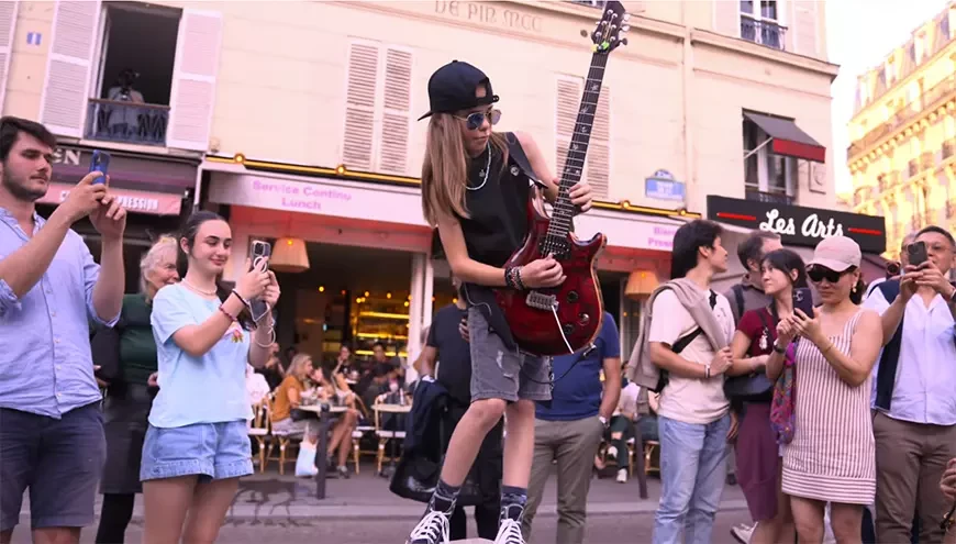 Флешмоб на Bohemian Rhapsody группы Queen покорил Париж
