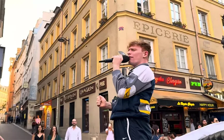 Флешмоб на Bohemian Rhapsody группы Queen покорил Париж