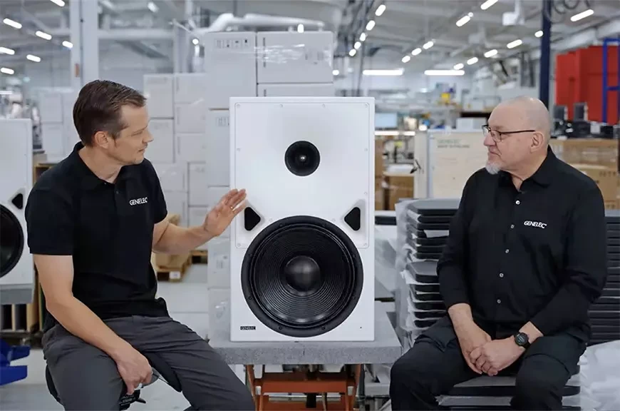 Юсси Вяйсяйнен, менеджер R&D, и Аки Мякивирта, директор R&D, представляют монитор Genelec 8380A на заводе компании в Финляндии