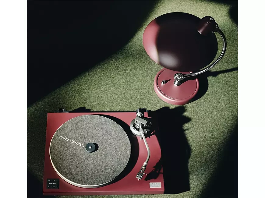 Проигрыватель Technics SL-40CBT и лампа Fritz Hansen KAISER idell