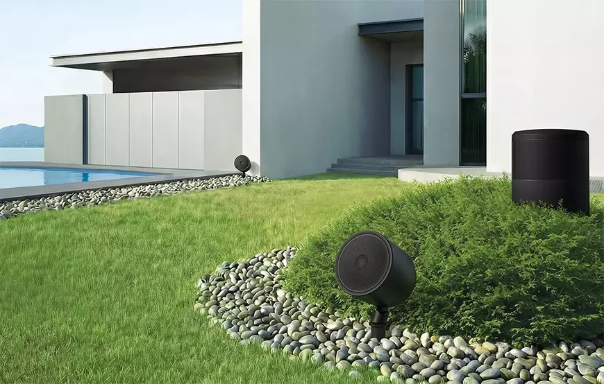 KEF выводит колонки Uni-Q на свежий воздух