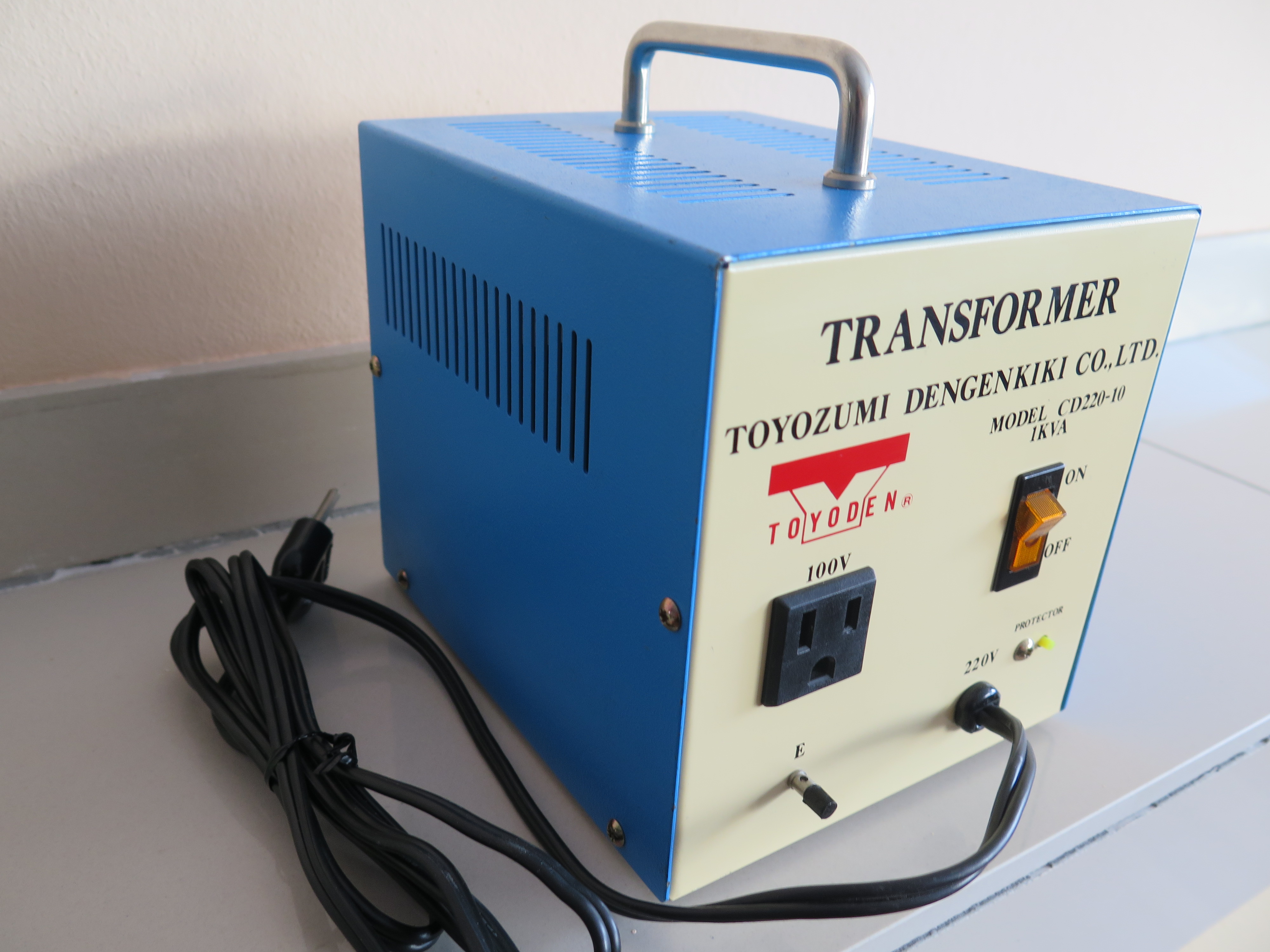 Понижающий трансформатор 100 вольт. Понижающий трансформатор штиль 220/100 1.6. Трансформатор 220 на 100 вольт. Трансформатор Toyozumi. Трансформатор Toyozumi 220-100в.