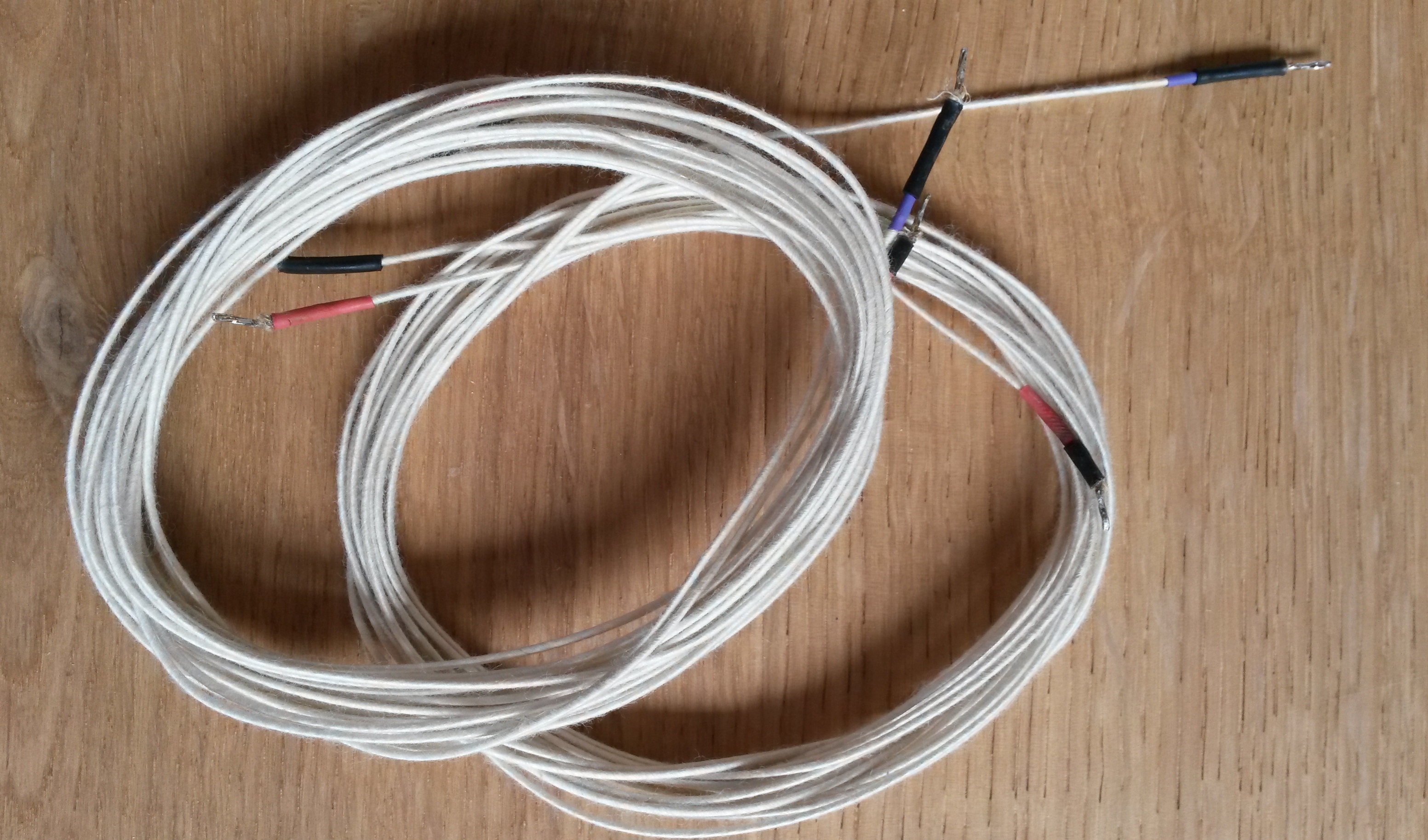 Audiocraft by meta. медная моножила. электрооборудование провода. кабель 0. куча проводов.