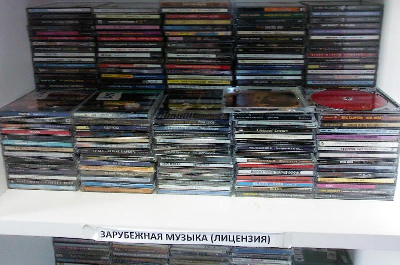 Продажа сд. Коллекция музыкальных дисков. Музыкальные СД диски. Магазин музыкальных дисков. Коллекция музыки на CD.