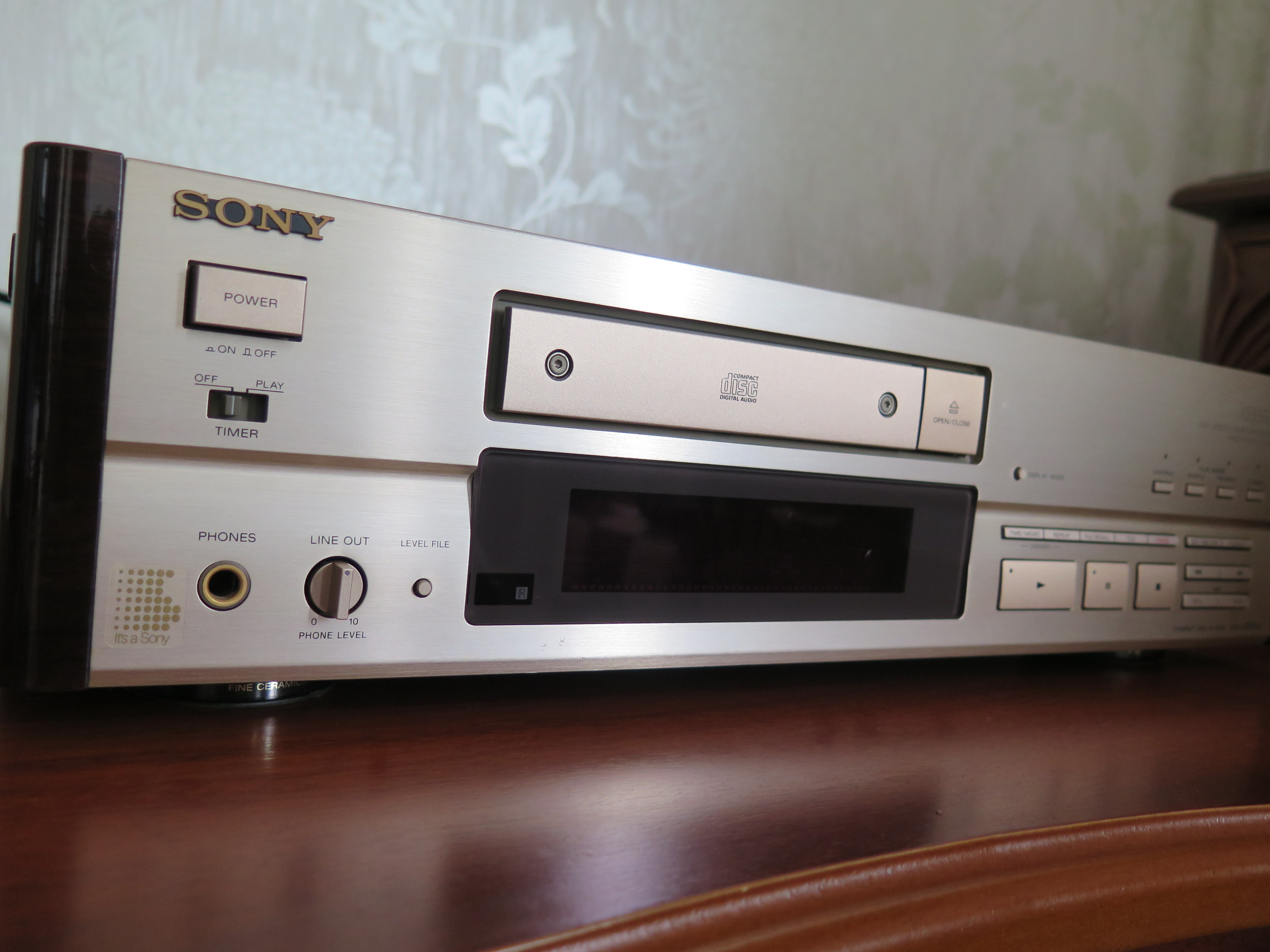 Автомобильный проигрыватель sony