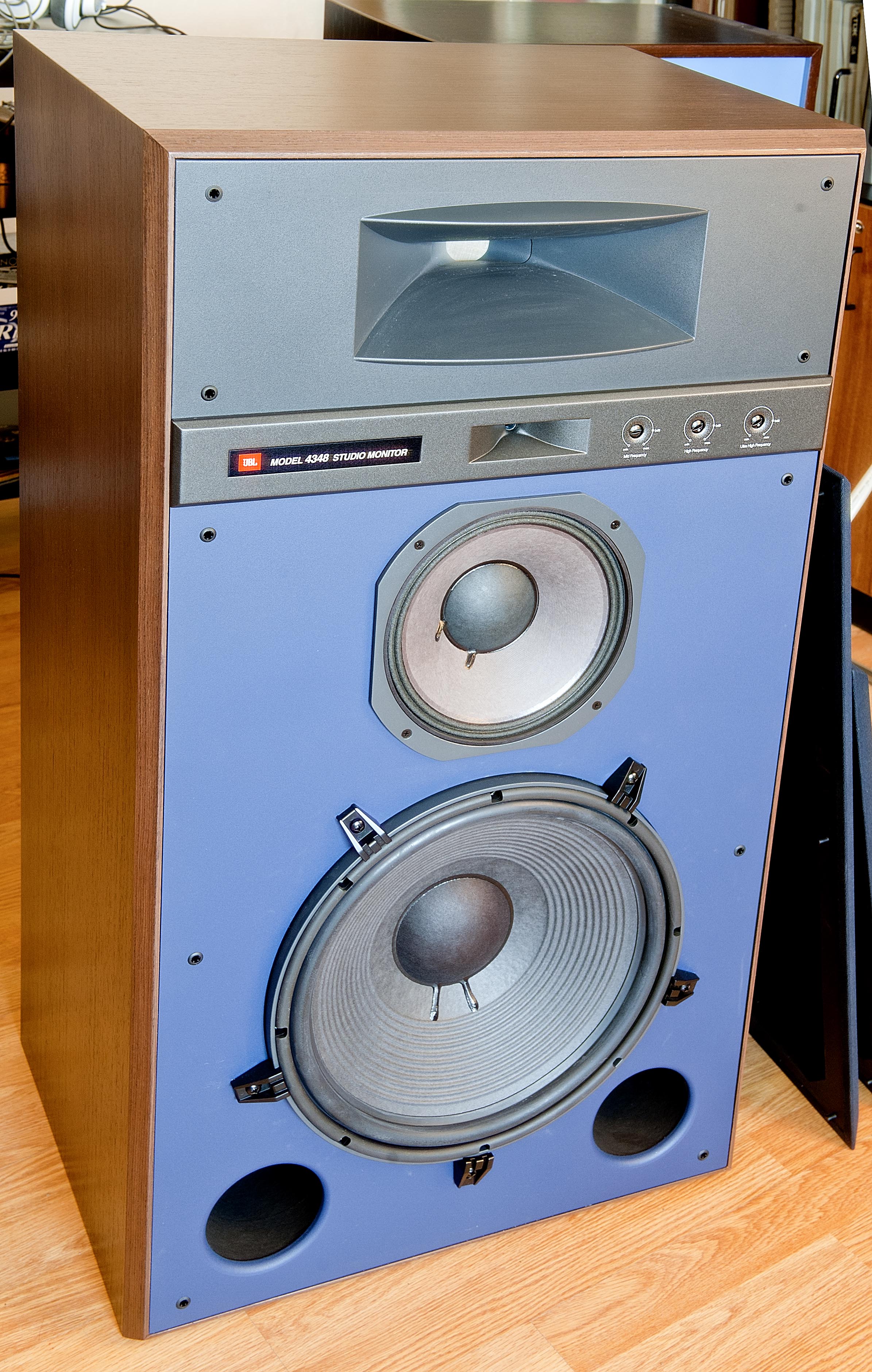 Jbl акустика в машину