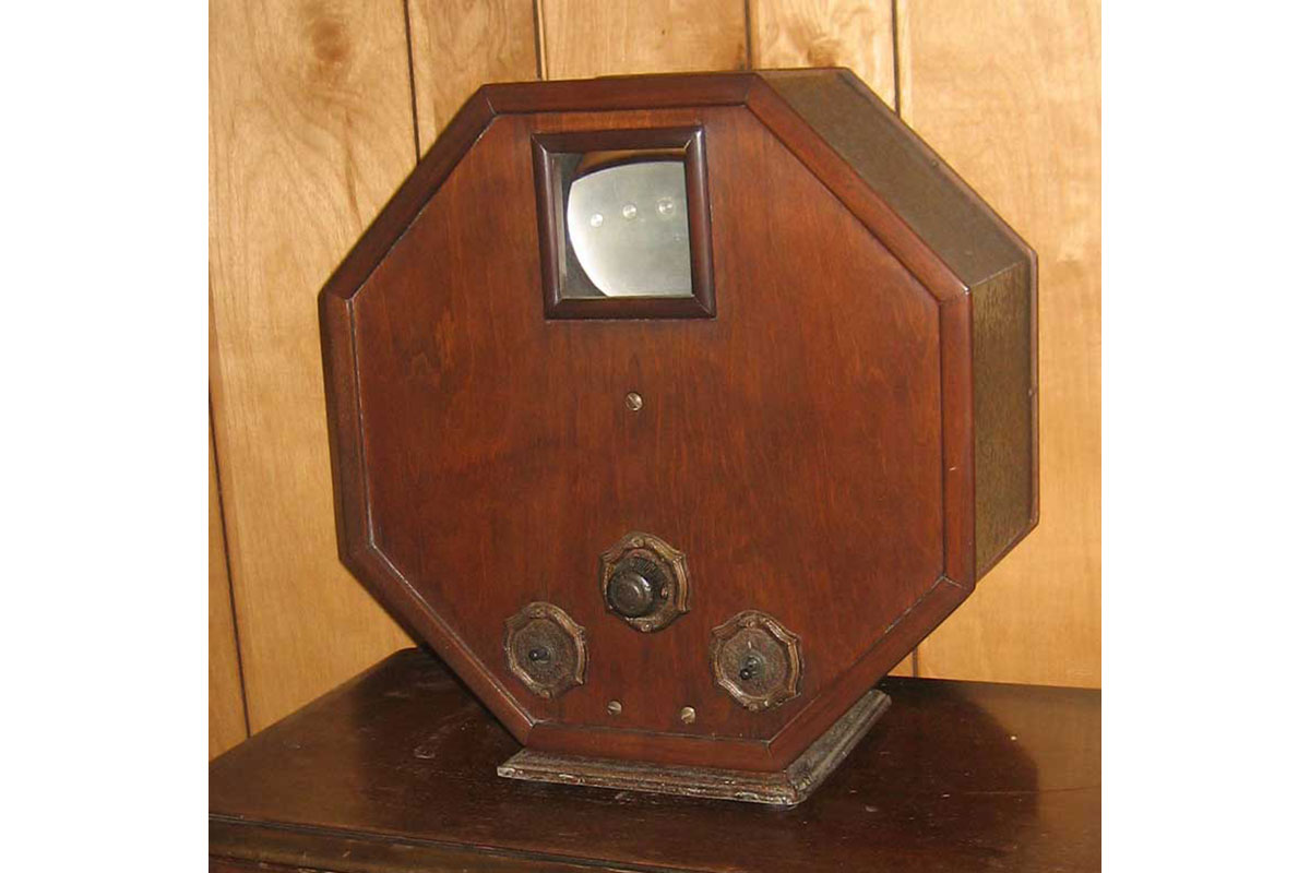Когда был первый телевизор. Телевизор октагон 1928. Octagon первый телевизор 1928. Телевизор 1928 года Octagon. Телевизор 1928 Baird model c.