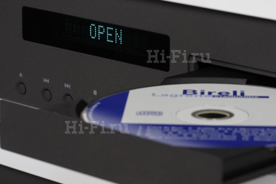 Проигрыватель компакт-дисков StormAudio CD 100 и интегрированный усилитель StormAudio IА2.120