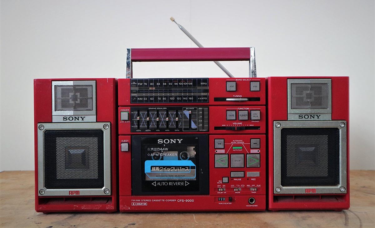 Кассетные магнитолы Sony из 1980-х — квадратные динамики и синие ...