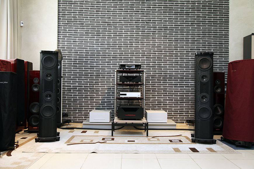 Gryphon Essence Stereo и Essence Preamplifier