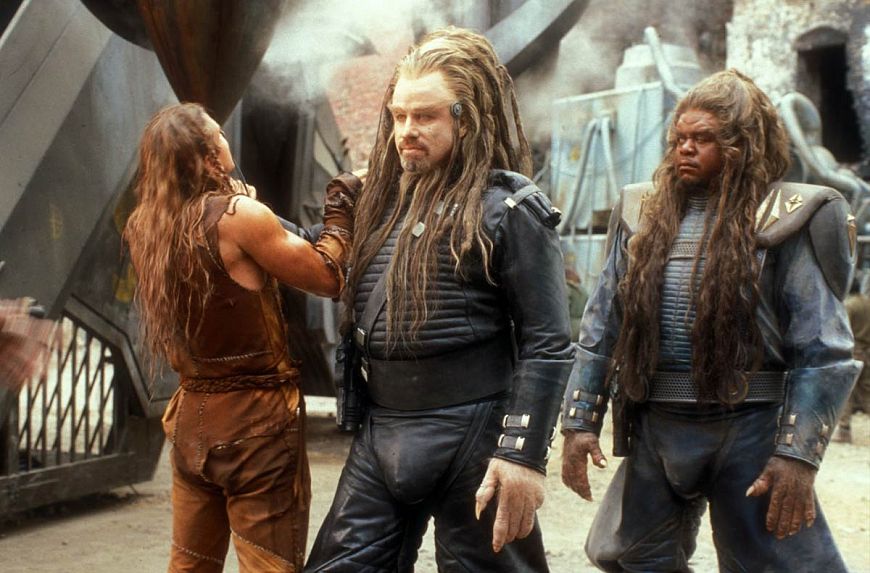 5. Поле битвы: Земля / Battlefield Earth: A Saga of the Year 3000 (2000)