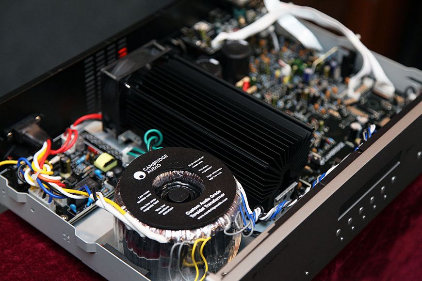 Стереофонический ресивер Cambridge Audio AXR100