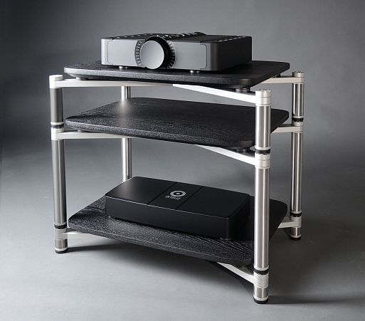 6. Обратите внимание на стойку под аппаратуру и подставки под колонки