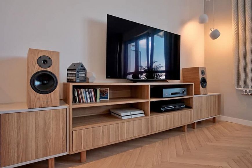 7. Установка полочных АС на полках, а не на стойках или специальных кронштейнах