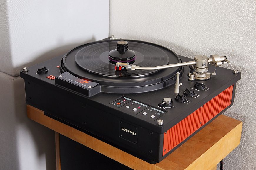 Sony – самые известные катушечные и кассетные магнитофоны, а также другие витражные аппараты и колонки фирмы