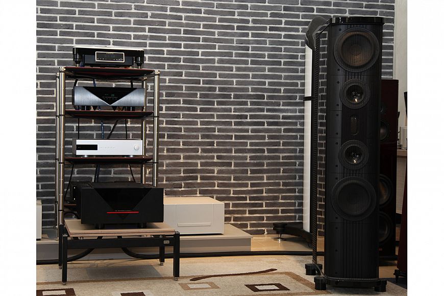 Gryphon Essence Stereo и Essence Preamplifier