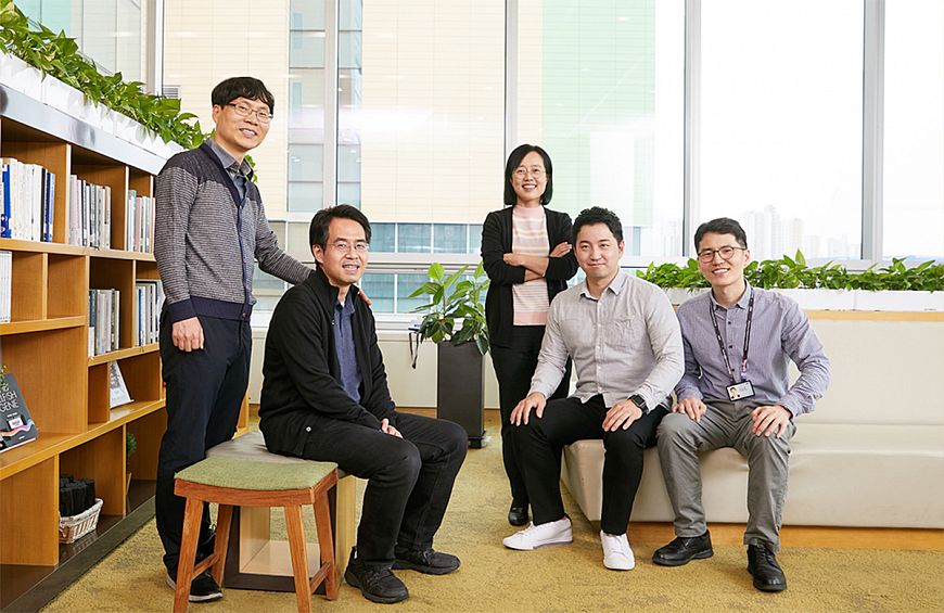 (Слева направо) Кванг-хи Ким (Kwang-Hee Kim), Тэхён Ким (Taehyung Kim), Эунджу Джанг (Eunjoo Jang), Сунгву Ким (Sungwoo Kim) и Сеон-Мионг Чой (Seon-Myeong Choi) из SAIT