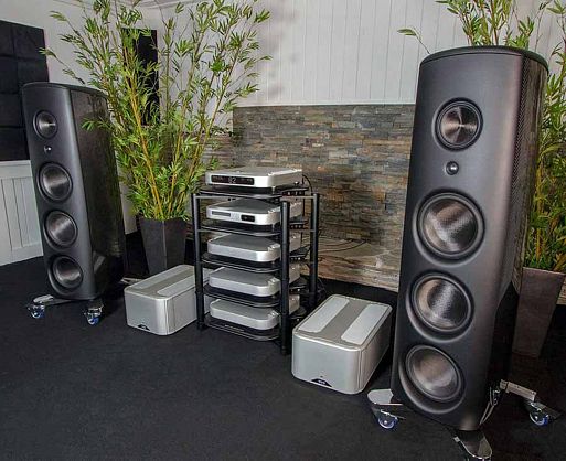 Слушайте систему в зале сопоставимых с вашей комнатой прослушивания размеров