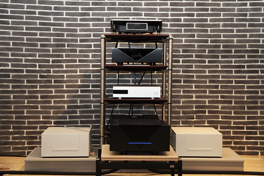 Gryphon Essence Stereo и Essence Preamplifier