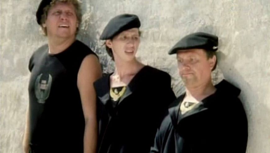 2. Самолет летит в Россию (1994)